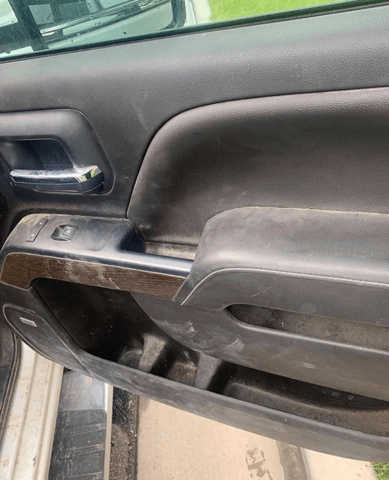 Mo's Carpet Shampooing Services & Auto Detailing Offers Car Cleaning in