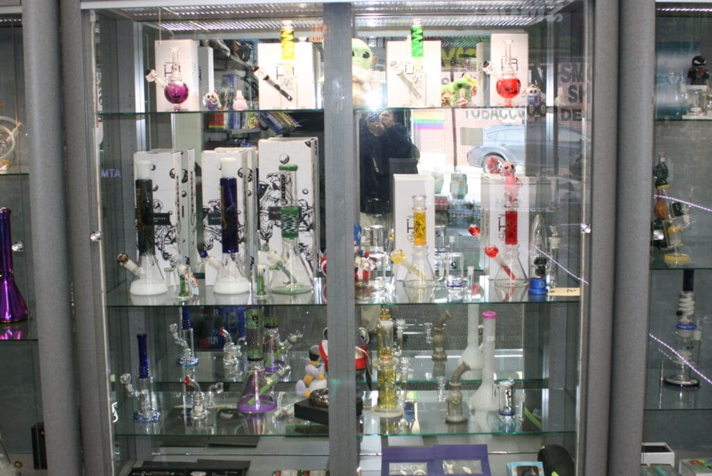 2 P's Smoke Shop Offers Hookahs in Chicago, IL 60626