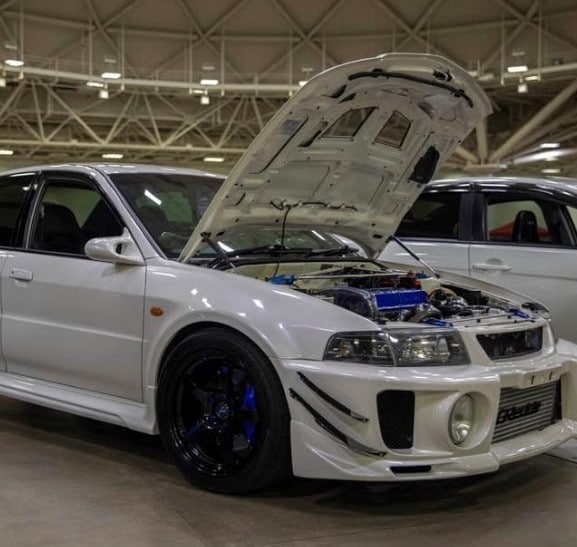 KR Auto Body Repair Restoration LLC Offers Windshield Services in