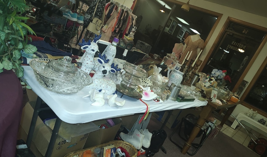 Dottie's Treasure's & 2nd Hand Stuff