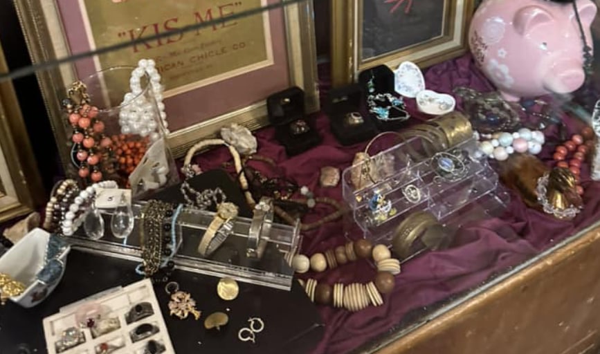 Dottie's Treasure's & 2nd Hand Stuff