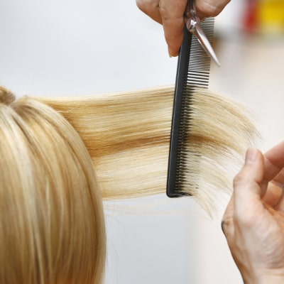 WOMEN'S HAIRCUT