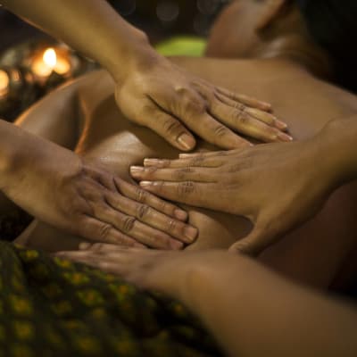 FOUR-HAND MASSAGE