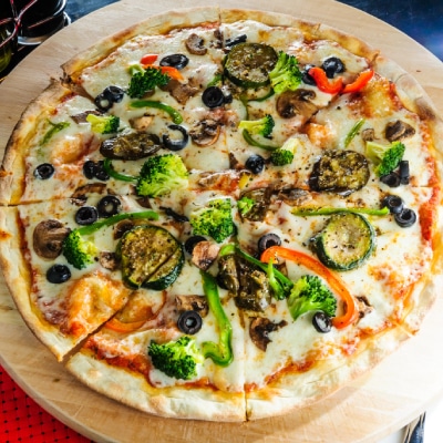 CHICKEN BROCCOLI ALFREDO PIZZA