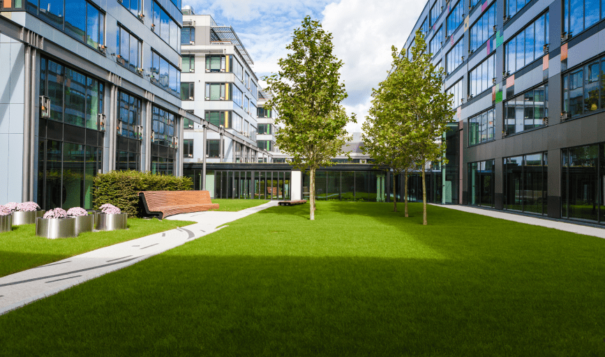 COMMERCIAL LAWN MAINTENANCE