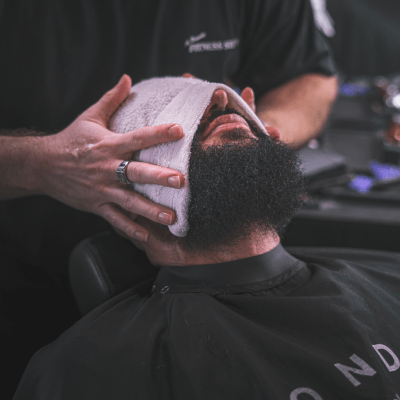 SIGNATURE CUT HOT TOWEL