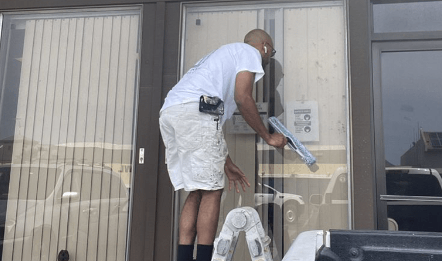 COMMERCIAL WINDOW CLEANING